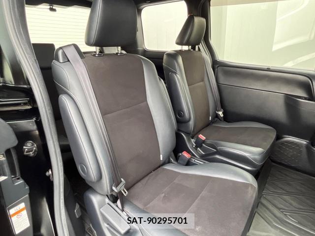 Toyota NOAH 2016-10 8278813-9