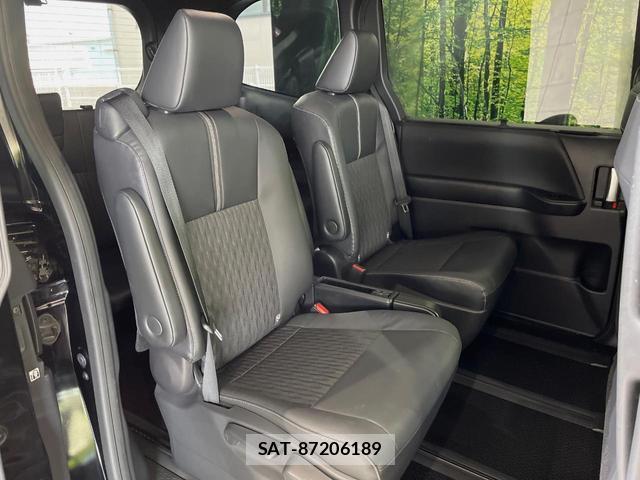 Toyota NOAH 2022-04 8278820-8