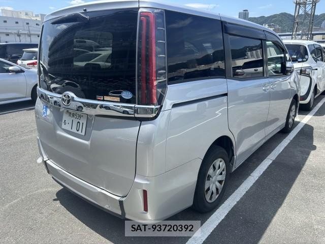 Toyota NOAH 2018-07 8278983-4