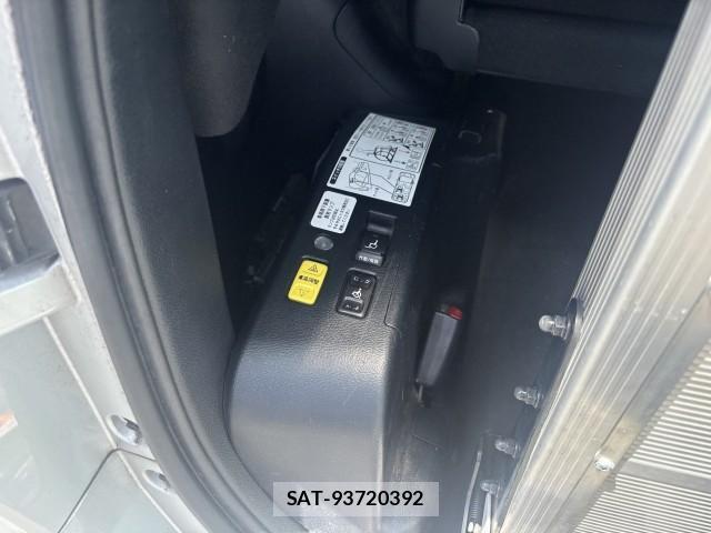 Toyota NOAH 2018-07 8278983-6