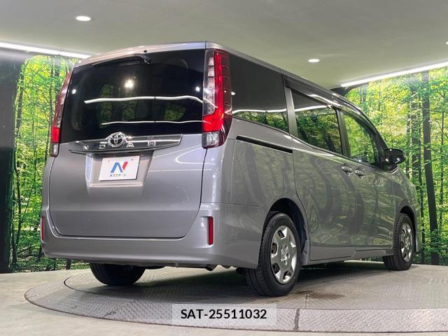 Toyota NOAH 2015-07 8279361-17