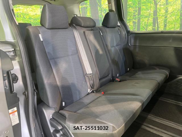 Toyota NOAH 2015-07 8279361-9