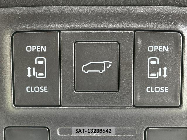 Toyota NOAH 2024-06 8279621-4