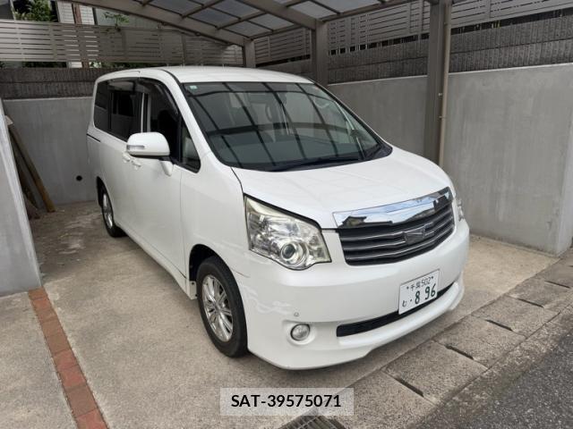 Toyota NOAH 2013-10 8279640-0