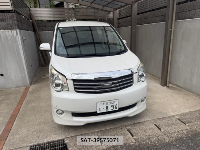 Toyota NOAH 2013-10 8279640-1