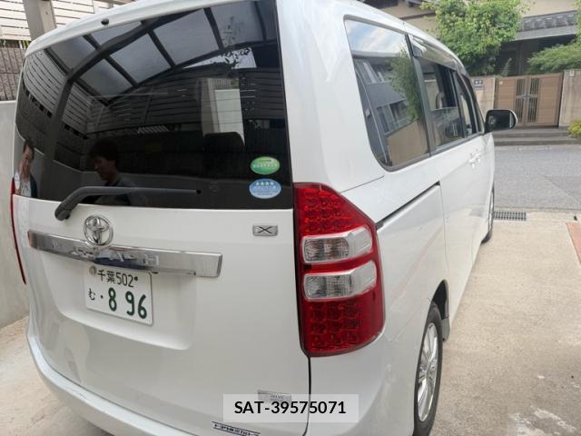 Toyota NOAH 2013-10 8279640-13