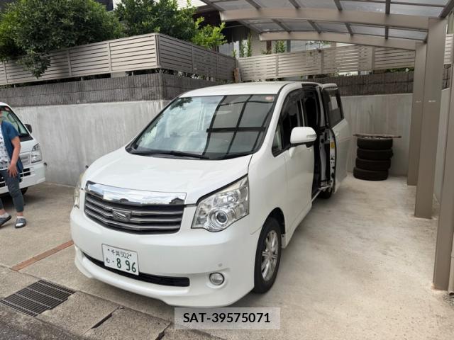 Toyota NOAH 2013-10 8279640-2