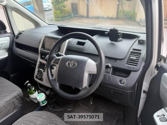 Toyota NOAH 2013-10 8279640-5