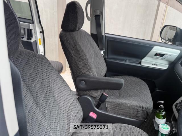 Toyota NOAH 2013-10 8279640-6