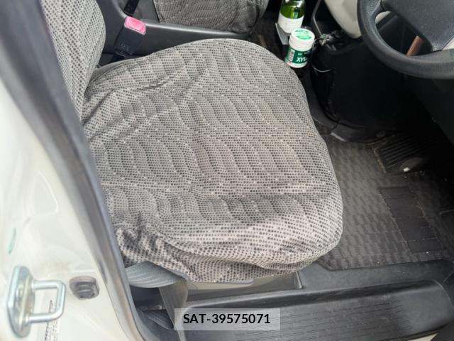 Toyota NOAH 2013-10 8279640-7
