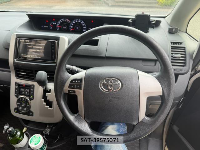 Toyota NOAH 2013-10 8279640-8
