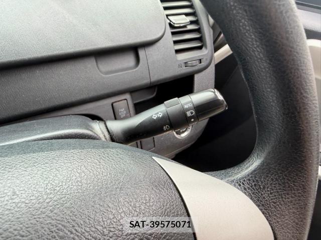 Toyota NOAH 2013-10 8279640-9