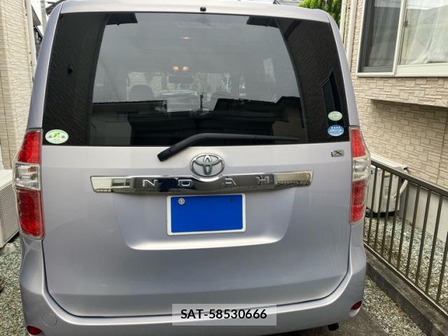 Toyota NOAH 2009-11 8279710-13