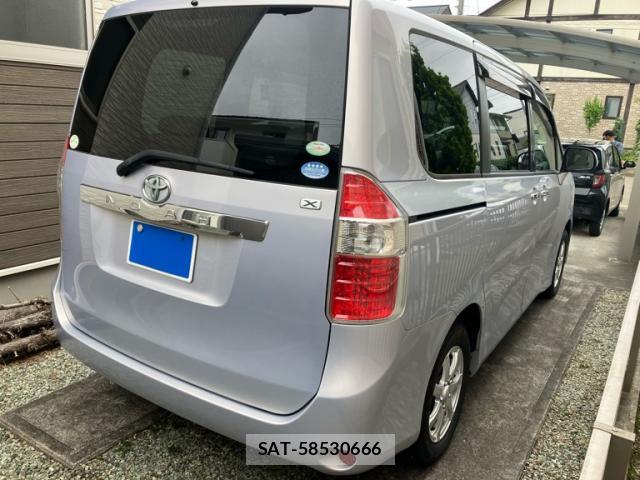 Toyota NOAH 2009-11 8279710-3
