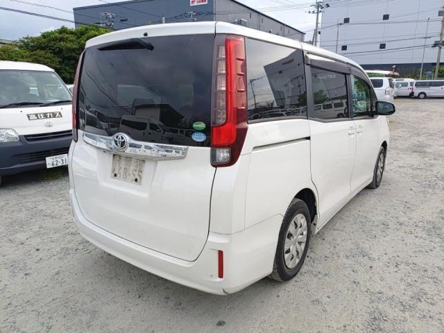 Toyota NOAH 2015-07 8279879-2