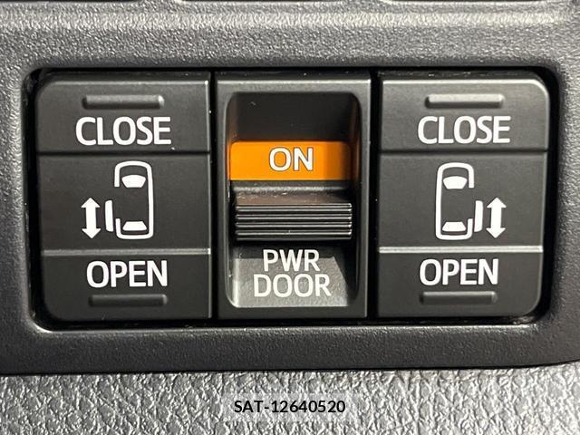 Toyota NOAH 2017-07 8280089-4
