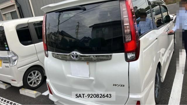Toyota NOAH 2017-06 8281035-1