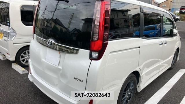 Toyota NOAH 2017-06 8281035-12