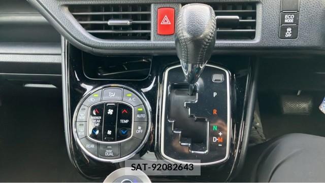 Toyota NOAH 2017-06 8281035-14