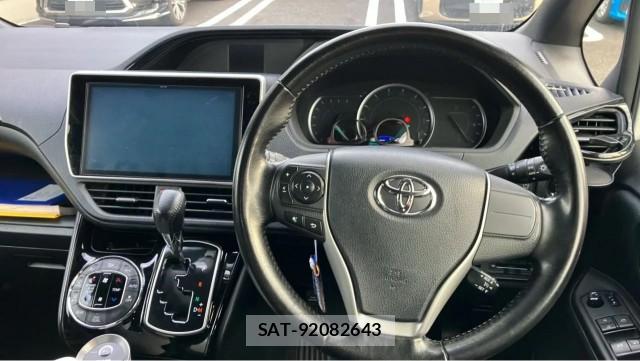 Toyota NOAH 2017-06 8281035-16
