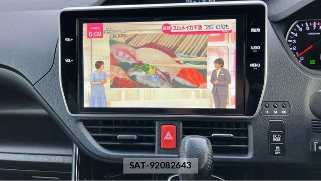Toyota NOAH 2017-06 8281035-4