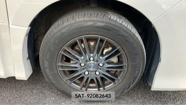 Toyota NOAH 2017-06 8281035-8