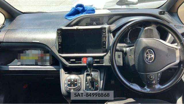 Toyota NOAH 2014-03 8281131-2