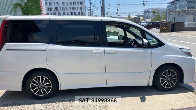 Toyota NOAH 2014-03 8281131-3