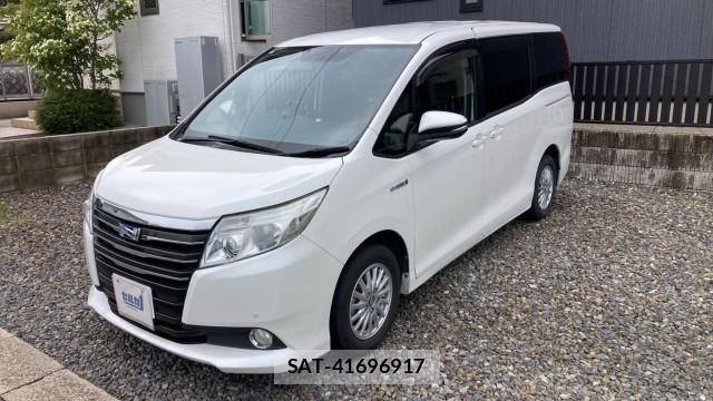 Toyota NOAH 2015-08 8281332-0