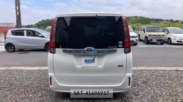 Toyota NOAH 2015-08 8281332-1