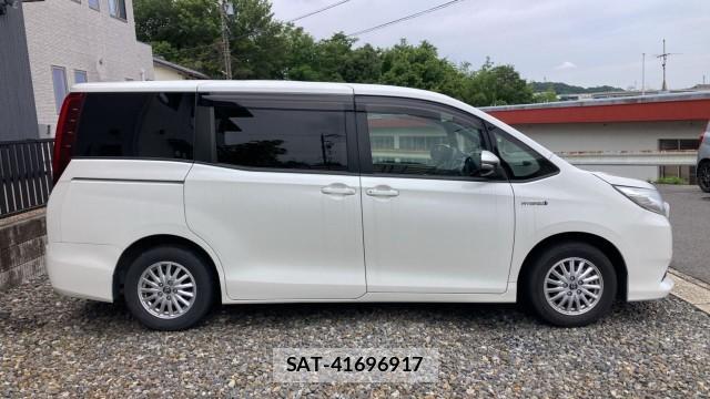 Toyota NOAH 2015-08 8281332-10