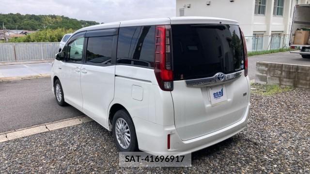Toyota NOAH 2015-08 8281332-12