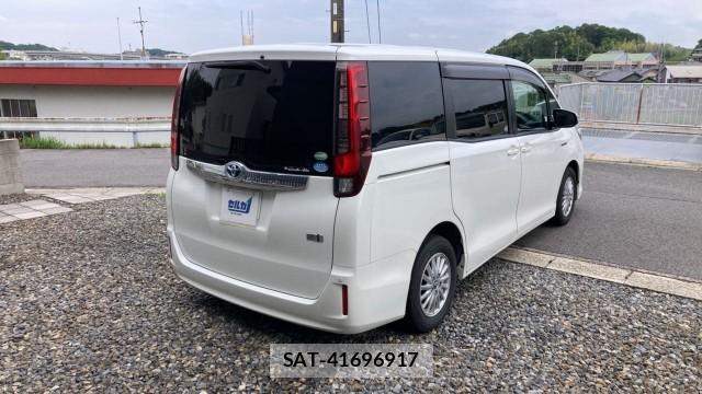 Toyota NOAH 2015-08 8281332-13