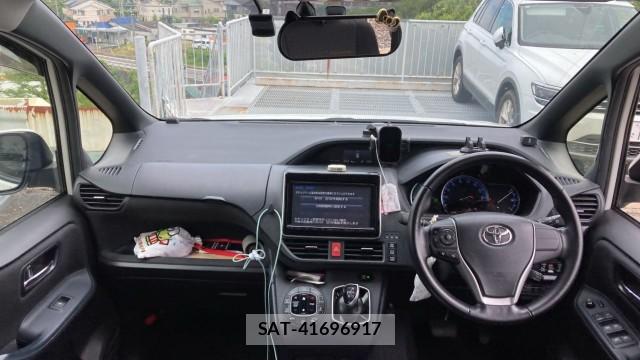 Toyota NOAH 2015-08 8281332-2
