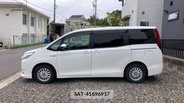 Toyota NOAH 2015-08 8281332-3