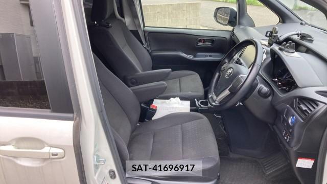 Toyota NOAH 2015-08 8281332-5