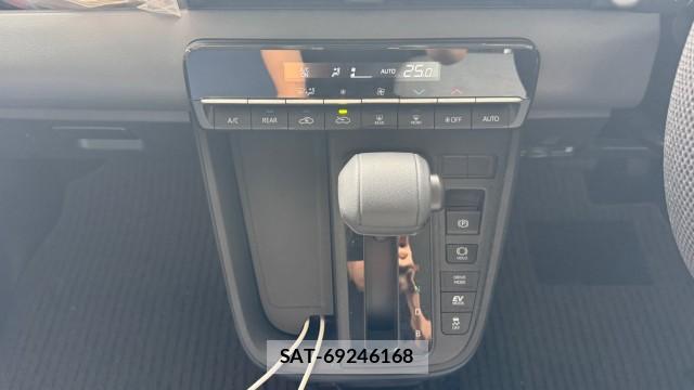 Toyota NOAH 2026-01 8281500-13