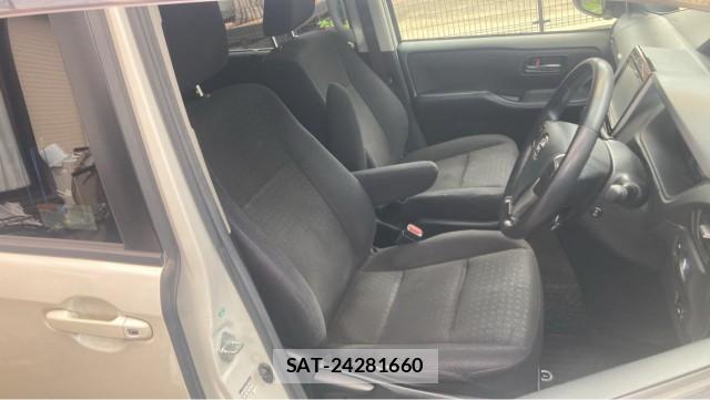 Toyota NOAH 2014-09 8281878-5