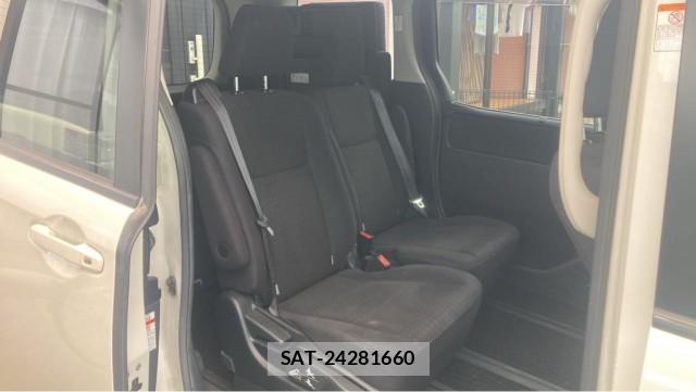 Toyota NOAH 2014-09 8281878-6