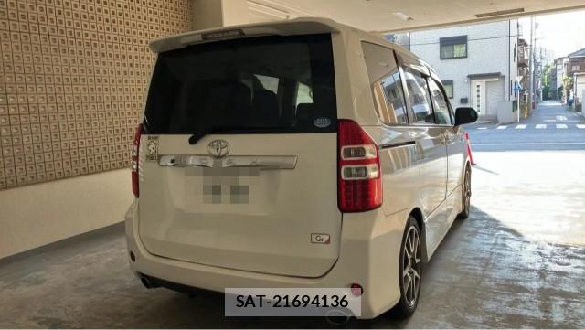Toyota NOAH 2014-01 8281948-12