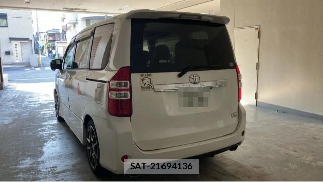 Toyota NOAH 2014-01 8281948-13