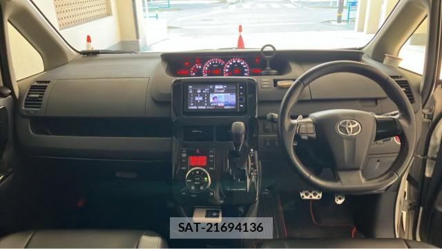 Toyota NOAH 2014-01 8281948-2