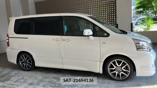 Toyota NOAH 2014-01 8281948-3