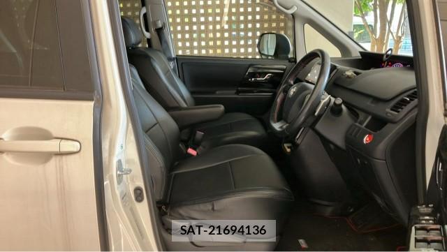 Toyota NOAH 2014-01 8281948-5