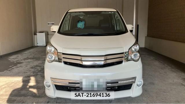Toyota NOAH 2014-01 8281948-9