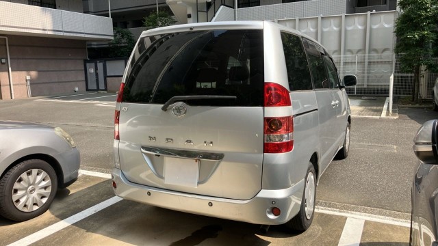 Toyota NOAH 2003-12 8281958-12