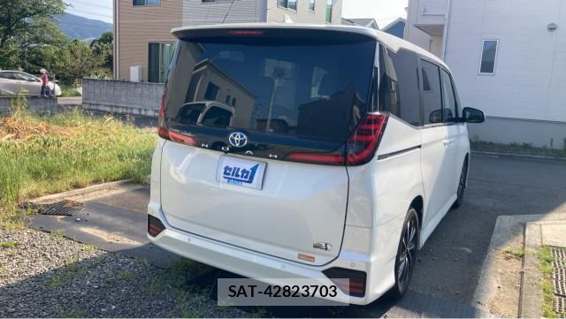 Toyota NOAH 2024-07 8282070-12