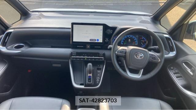 Toyota NOAH 2024-07 8282070-2