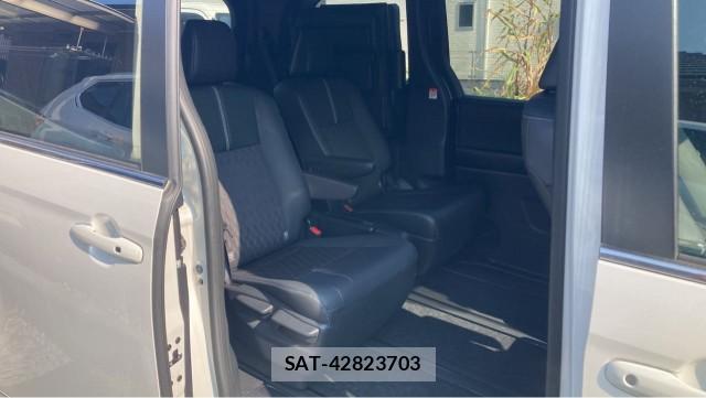 Toyota NOAH 2024-07 8282070-6