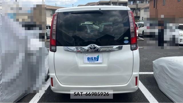 Toyota NOAH 2015-07 8282239-1